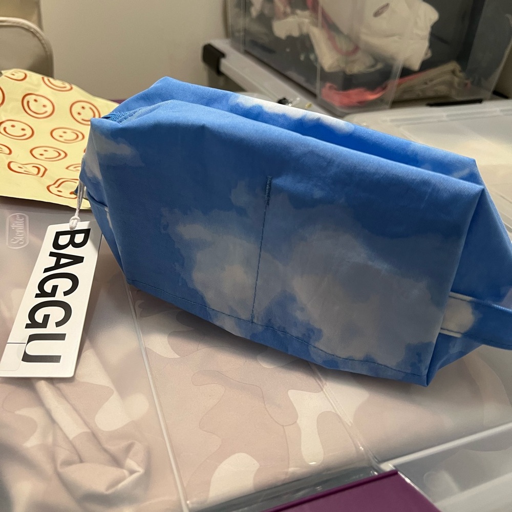 BAGGU DOPP KIT in CLOUD NWT LIGHT BLUE WHITE